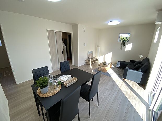 【☆Living Room☆ 】☆Living Room☆
インティメイトなくつろぎを味わえるリビングルームはひそやかな憩いの場となることで、新しいゆとりをもたらし、今までにないライフスタイルをもたらします。