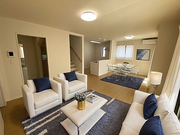 【リビング】思い思いの過ごし方をする。理想のリビングともいえる空間を実現するには、家族が自然に集まる演出や、適度な距離感を保てる空間の広さも必要ですね。（家具はCGです）