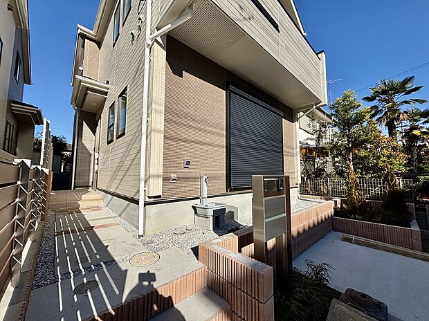 【現地外観写真】☆ひとたび扉を開けばそこに待っているのは上質な空間とマイホームでの新生活をイメージさせる優雅なひととき。「この家なら…」ではなく「ここに住みたい♪」と思う感動をお届けいたします。