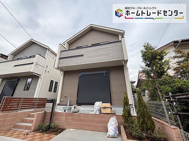 【現地外観写真】☆何万回もの『ただいま』を聞くことになるお家♪街に溶け合う美しい景観を生みだせるシンプルシックでおしゃれな外観と住み心地を考え貫いた設計！「ゆとりある落ち着いた暮らし」を叶えます♪