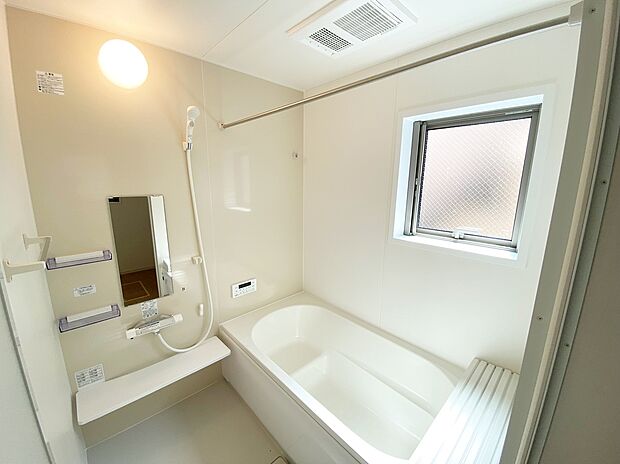 【☆System　Bath☆ 】☆System　Bath☆
『一日の疲れを落としてくれる場所は、一番落ち着く場所でなければならない』高級感溢れるカラーと大きさ・柔らかな曲線で構成された半身浴も楽しめるバスタブの心地よさを是非！！