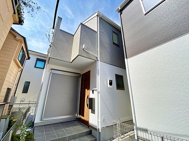 【前面道路含む現地写真】☆物件の陽当りや通風・仕様設備やお部屋の大きさの比較、近隣・周辺環境や街並みなど、資料には掲載していない情報が現地にはたくさんあります。ぜひ、建物だけでなく周辺環境もご確認ください！