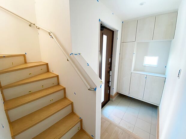 【☆Entrance☆】☆Entrance☆
お家に出会う人々を迎える玄関だからこそ、広々清潔感あふれる空間にしたいものです。採光・通風にも配慮された設計で毎日明るい空間をキープします♪