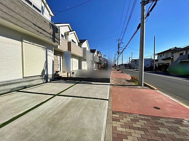【前面道路含む現地写真】☆物件の陽当りや通風・仕様設備やお部屋の大きさの比較、近隣・周辺環境や街並みなど、資料には掲載していない情報が現地にはたくさんあります。ぜひ、建物だけでなく周辺環境もご確認ください！