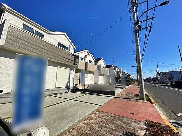 【現地外観写真】☆ご家族が仕事や部活動などで遅くなる場合は夜道が心配。駅から自宅までの道のりに人通りがある、電灯があって明るいなど、安全な経路が確保できるということも大事なポイントですよね♪