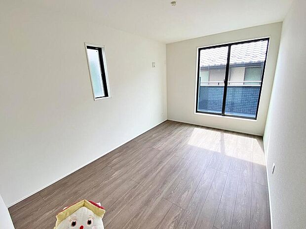 【リビング以外の居室】バルコニーに面したお部屋は、通風・採光共に良好な上、解放感タップリ♪
明るいお部屋は住まう人の心も明るくしてくれますね☆