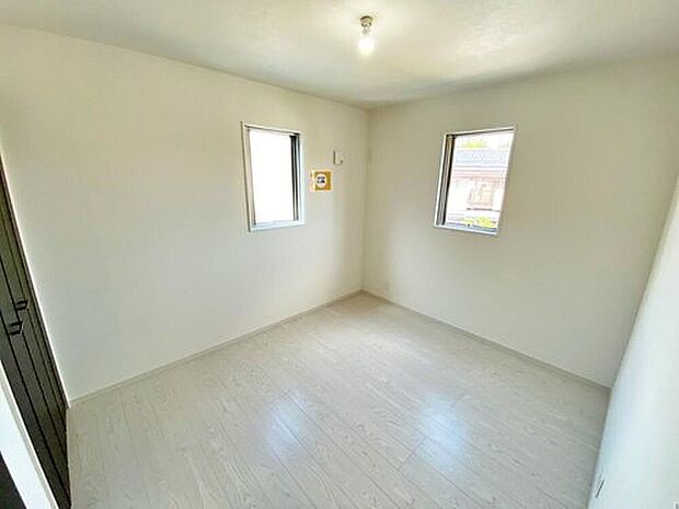 【リビング以外の居室】バルコニーに面したお部屋は、通風・採光共に良好な上、解放感タップリ♪
明るいお部屋は住まう人の心も明るくしてくれますね☆