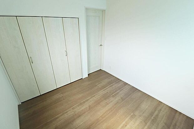 【リビング以外の居室】居室に完備の収納は、お部屋を広々使うことが出来る優れもの！大切な思い出の品や、「今は使わない」季節ものを大切に保管♪スッキリ綺麗なお部屋で、趣味の時間も更に充実♪