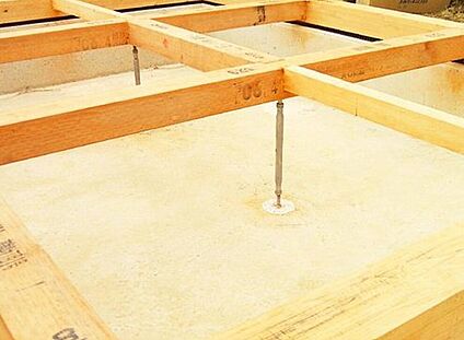 腐食に強い「鋼製床束」で床を力強く支持