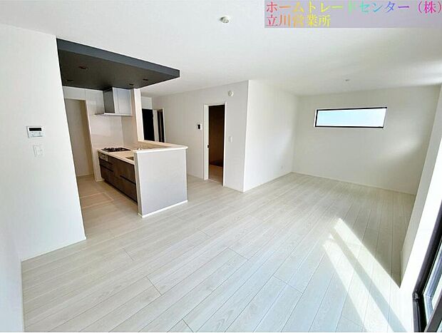 【リビング】空気感という居心地の良いＢＧＭは、暮らしのステージを彩り、心からのやすらぎと満足感を与えてくれます。通風と採光を考慮したリビングは地域の鼓動を感じながらお寛ぎ頂けます♪