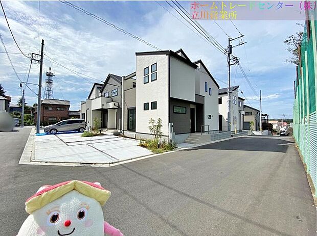 【前面道路含む現地写真】☆何万回もの『ただいま』を聞くことになるお家♪街に溶け合う美しい景観を生みだせるシンプルでおしゃれな外観と住み心地を考え貫いた設計！「ゆとりある落ち着いた暮らし」を叶えます。