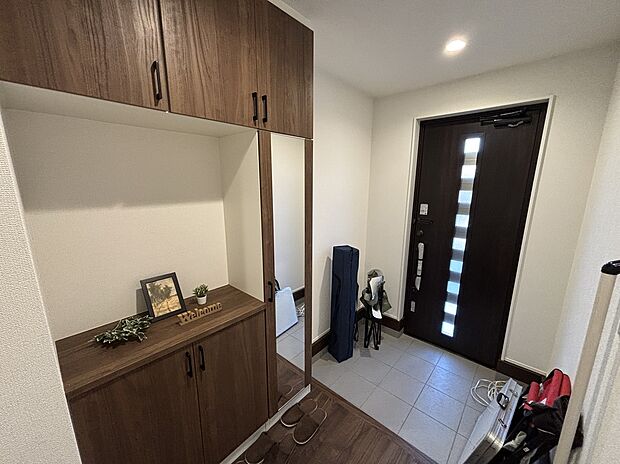 【玄関】マンションとの大きな違いはやっぱり広さ♪自分だけの一人部屋や遊びまわれるお庭などお子様にうれしいポイントが盛りだくさん！