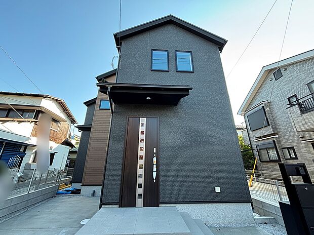 【前面道路含む現地写真】☆物件の陽当りや通風・仕様設備やお部屋の大きさの比較、近隣・周辺環境や街並みなど、資料には掲載していない情報が現地にはたくさんあります。ぜひ、建物だけでなく周辺環境もご確認ください！