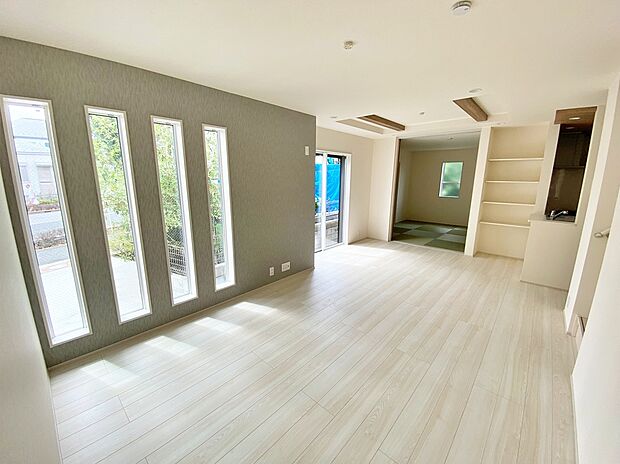 【リビング】室内にいても、たっぷりの陽光と爽やかな風を感じて頂ける、開放感あふれるリビングです。ご家族と穏やかに過ごす、心地の良い時間が流れます♪