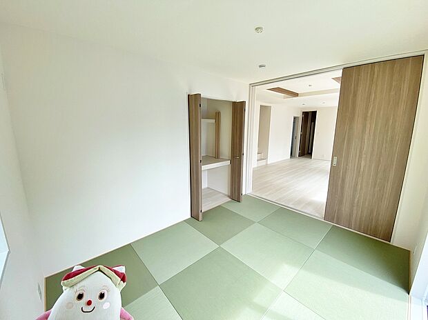 【リビング以外の居室】リビング隣には嬉しい和室付き♪大きな窓がついてるので暖かい日差しと風を感じながらお子様とお昼寝もできます♪もちろんお客様の宿泊用にも◎