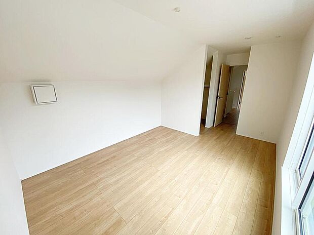 【リビング以外の居室】バルコニーに面したお部屋は、通風・採光共に良好な上、解放感タップリ♪
明るいお部屋は住まう人の心も明るくしてくれますね☆