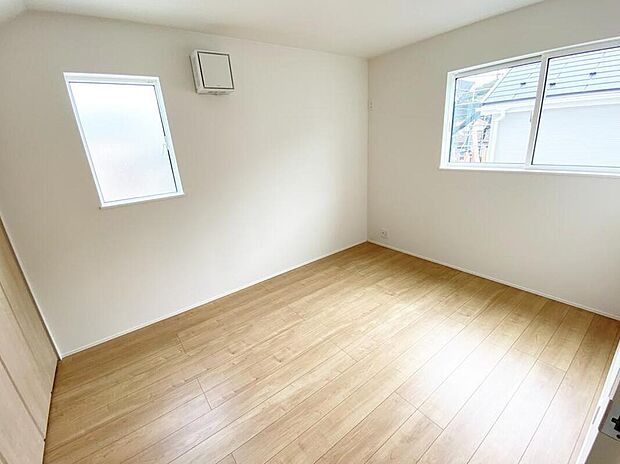 【リビング以外の居室】一人にひと部屋？収納？書斎？趣味部屋？あるいは客室？部屋数の多い間取りは、家族構成やライフステージの変化にも柔軟な対応を可能にし、家族の選択肢を広げます。