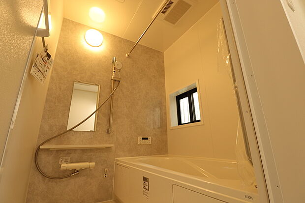 【☆System　Bath☆ 】☆System　Bath☆
半身浴も楽しめる一坪タイプの浴室は、防カビ仕様となっており、お掃除も楽々です。浴室乾燥機を完備し雨の日のお洗濯も安心です。