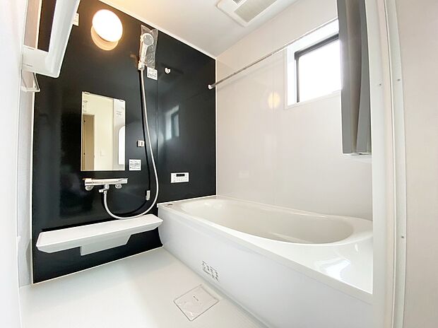 【☆System　Bath☆】☆System　Bath☆
半身浴も楽しめる一坪タイプの浴室は、防カビ仕様となっており、お掃除も楽々です。浴室乾燥機を完備し雨の日のお洗濯も安心です。