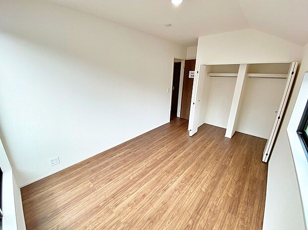 【☆Room☆ 】☆Room☆
居室にはクローゼットを完備し、自由度の高い家具の配置が叶うシンプルな空間です。お子様の成長と共に必要になる子供部屋にぴったりの間取りですね。