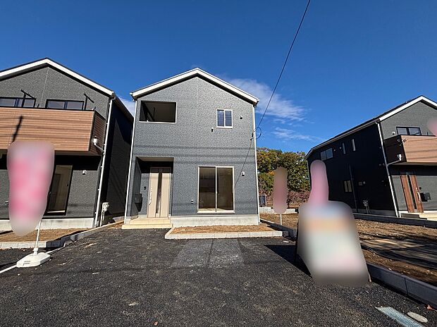 【前面道路含む現地写真】建物の前のスペースが広いので、駐車時も安心して行えます。