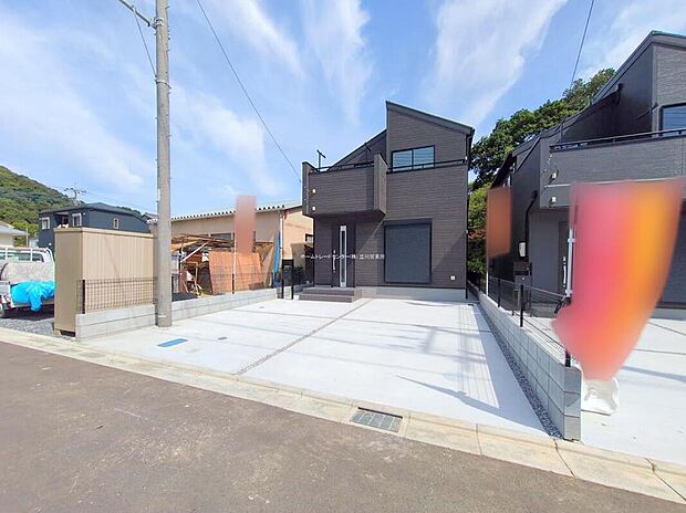 【現地外観写真】☆物件の陽当りや通風・仕様設備やお部屋の大きさの比較、近隣・周辺環境や街並みなど、資料には掲載していない情報が現地にはたくさんあります。ぜひ、建物だけでなく周辺環境もご確認ください！