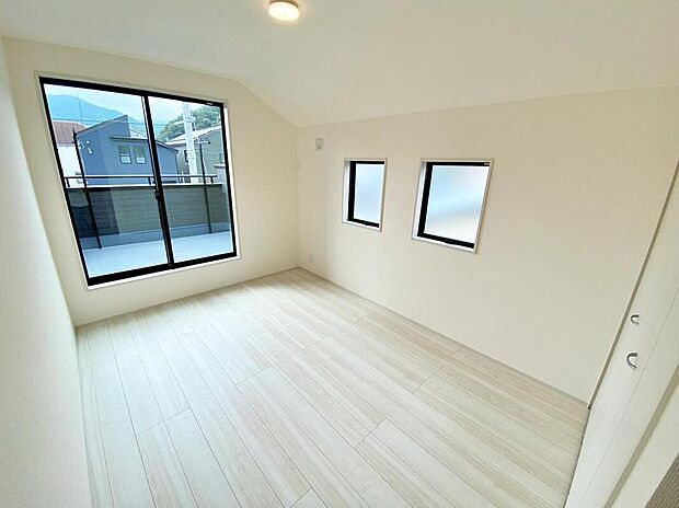 【リビング以外の居室】バルコニーに面したお部屋は、通風・採光共に良好な上、解放感タップリ♪
明るいお部屋は住まう人の心も明るくしてくれますね☆