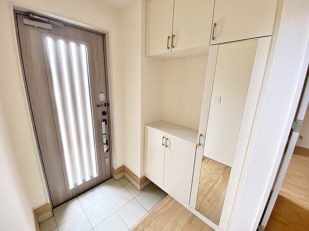 【☆Entrance☆ 】☆Entrance☆
お家に出会う人々を迎える玄関だからこそ、広々清潔感あふれる空間にしたいものです。採光・通風にも配慮された設計で毎日明るい空間をキープします♪