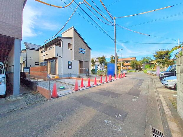 【前面道路含む現地写真】☆物件の陽当りや通風・仕様設備やお部屋の大きさの比較、近隣・周辺環境や街並みなど、資料には掲載していない情報が現地にはたくさんあります。ぜひ、建物だけでなく周辺環境もご確認ください！