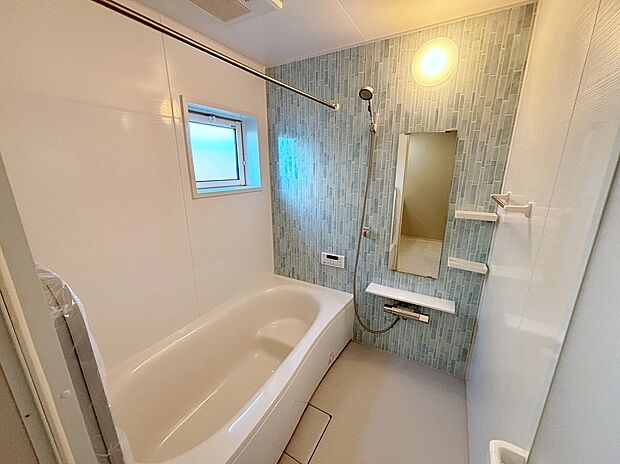 【☆System Bath☆ 】☆System Bath☆
半身浴も楽しめる一坪タイプの浴室は、防カビ仕様となっており、お掃除も楽々です。浴室乾燥機を完備し雨の日のお洗濯も安心です。