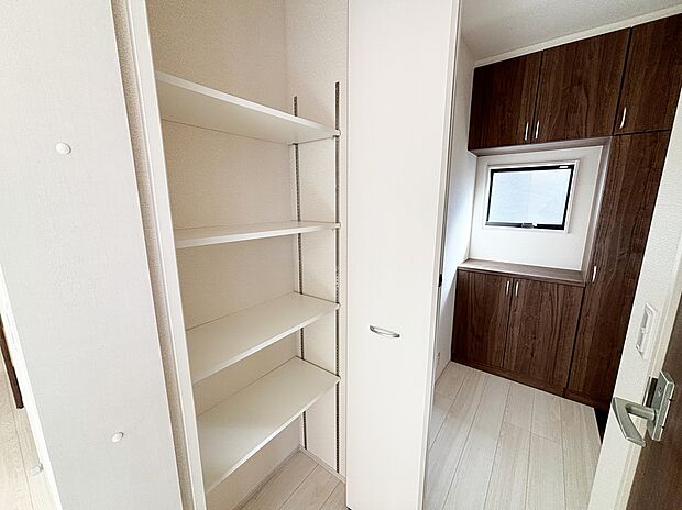 【☆Entrance☆ 】☆Entrance☆
お家に出会う人々を迎える玄関だからこそ、広々清潔感あふれる空間にしたいものです。採光・通風にも配慮された設計で毎日明るい空間をキープします♪