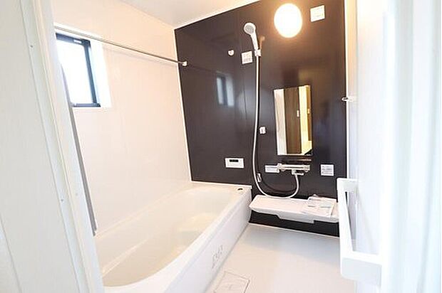 【浴室】「頑張った今日一日の疲れを癒すには、ゆっくり寛げる浴室が良いなぁ。」そんなお声にピッタリな、こちらの浴室♪ゆったりお湯に浸かれる浴槽は半身浴も可能です！