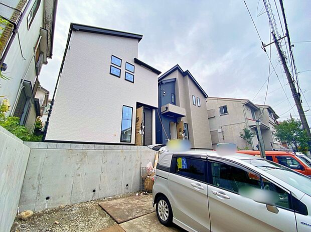 【前面道路含む現地写真】☆『毎日早く家に帰りたくなる。』そんなマイホームにお住まいになりませんか？大切な家族が、安心して・快適に毎日過ごすことが出来る…。ささやかだけど一番大切なこと♪この邸で叶えられます！！