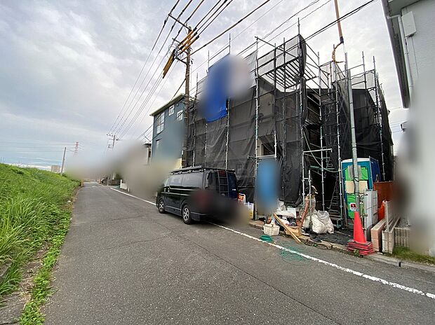【前面道路含む現地写真】小学校まで徒歩3分、中学校までは徒歩9分なので、お子様も無理なく学校へ通える立地です。周囲の交通状況を確認するために、実際に通学路を歩いてみるのもよいですね♪
