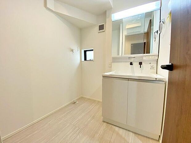 【☆Powder Room☆】収納スペースもバッチリなこちらの洗面化粧台。忙しい朝の時間にお役立ち！化粧品やヘアケア用品など細かな物もしっかり収納しておけるから「あれ？アレどこだっけ？」がなくなること間違いなし♪