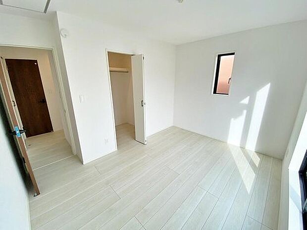 【☆Room☆】居室のサッシにはペアガラスを採用、高い断熱性による省エネと結露対策に有効です。室内を快適な空間に代えてくれます。現地の採光や通風も実際にご確認下さいませ♪

