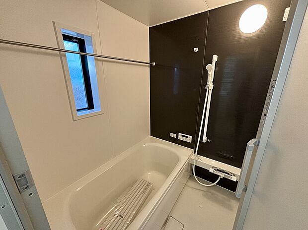 【☆System　Bath☆ 】☆System　Bath☆
「頑張った今日一日の疲れを癒すには、ゆっくり寛げる浴室が良いなぁ。」そんなお声にピッタリな、こちらの浴室♪ゆったりお湯に浸かれる浴槽は半身浴も可能です！