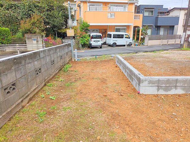 【現地外観写真】☆何万回もの『ただいま』を聞くことになるお家♪街に溶け合う美しい景観を生みだせるシンプルシックでおしゃれな外観と住み心地を考え貫いた設計！「ゆとりある落ち着いた暮らし」を叶えます♪