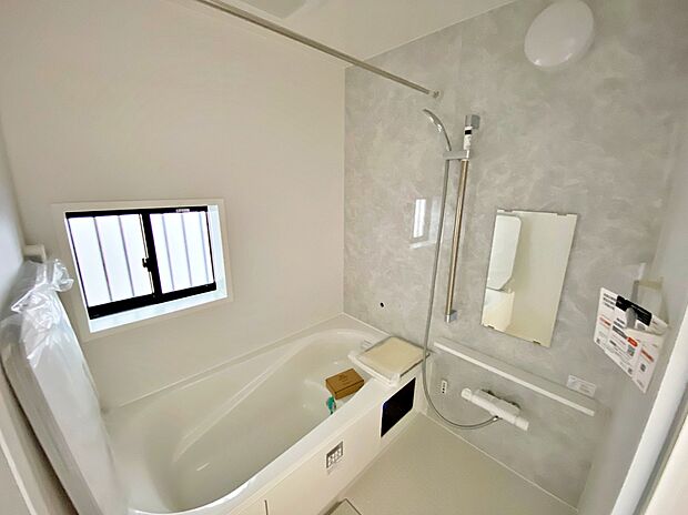 【☆System Bath☆ 】☆System Bath☆
「頑張った今日一日の疲れを癒すには、ゆっくり寛げる浴室が良いなぁ。」そんなお声にピッタリな、こちらの浴室♪ゆったりお湯に浸かれる浴槽は半身浴も可能です!