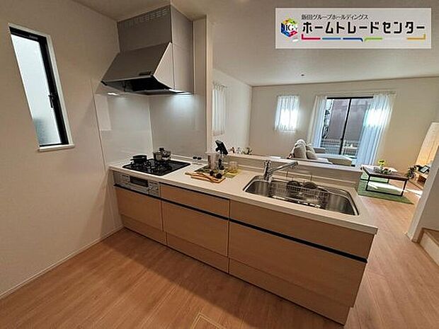 【キッチン】作業スペースを大きくとったキッチン。夫婦そろってキッチンに立っても調理がしやすくゆとりある広さ。食器類もすっきりと片付く収納力が期待できます。