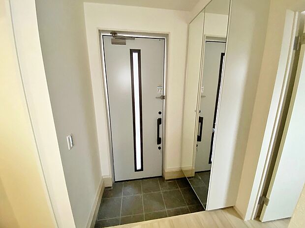 【玄関】☆街に溶け合う美しい景観を生みだせるシンプルシックでおしゃれな外観と住み心地を考え貫いた設計!「ゆとりある落ち着いた暮らし」を叶えます♪