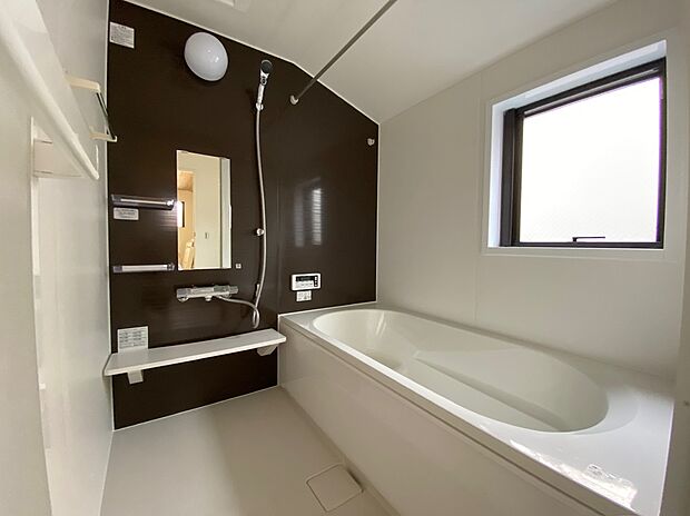 【☆System Bath☆ 】☆System Bath☆
『一日の疲れを落としてくれる場所は、一番落ち着く場所でなければならない』高級感溢れるカラーと大きさ・柔らかな曲線で構成された半身浴も楽しめるバスタブの心地よさを是非!!