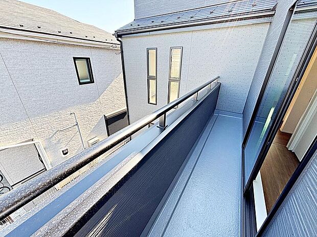 【バルコニー】太陽に愛された邸は、陽当り・通風に優れた魅力的かつ快適さを追求した邸宅でした。ここに住むからこそ意味がある。そんな特別感に浸りながら、毎日をお過ごし頂けるお家がこちらです♪