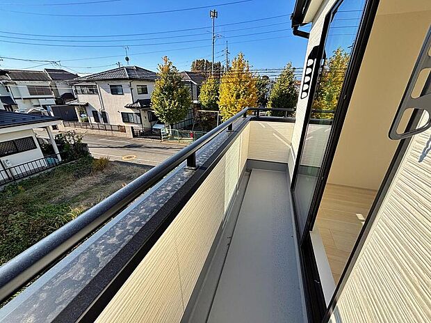 【バルコニー】太陽に愛された邸は、陽当り・通風に優れた魅力的かつ快適さを追求した邸宅でした。ここに住むからこそ意味がある。そんな特別感に浸りながら、毎日をお過ごし頂けるお家がこちらです♪