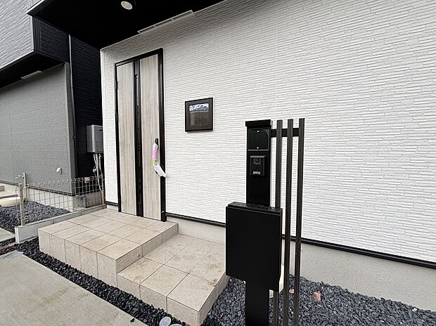 【現地外観写真】☆ひとたび扉を開けばそこに待っているのは上質な空間とマイホームでの新生活をイメージさせる優雅なひととき。「この家なら…」ではなく「ここに住みたい♪」と思う感動をお届けいたします。