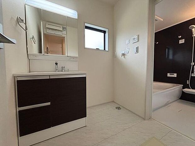 【洗面台・洗面所】三面鏡ならではの収納力、シャンプードレッサーならではの機能性、どちらも採用しております。汚れが落ちやすいすべり台ボウルは手入れもしやすく日々の生活を陰ながら支えてくれる仕様♪