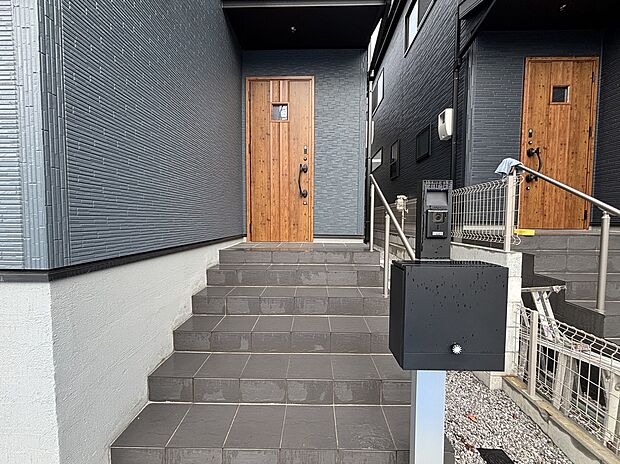 【現地外観写真】☆ひとたび扉を開けばそこに待っているのは上質な空間とマイホームでの新生活をイメージさせる優雅なひととき。「この家なら…」ではなく「ここに住みたい♪」と思う感動をお届けいたします。

