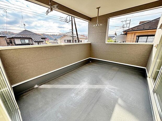 【☆Balcony☆】インナーバルコニーは、急な雨でも洗濯物が濡れる心配が少ないのがメリット♪洗濯物やご家族分のお布団もしっかり干せる広さです！お日様の匂いのお布団ってワクワクしませんか？( *´艸｀)