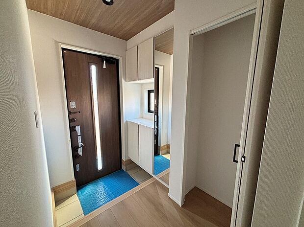 【☆Entrance☆ 】☆Entrance☆
上質感漂う玄関と廊下。居住者の帰り、訪れる方を優しく迎える・安らぎに満ちた生活空間を予感させる。健やかな暮らしを楽しめそう。