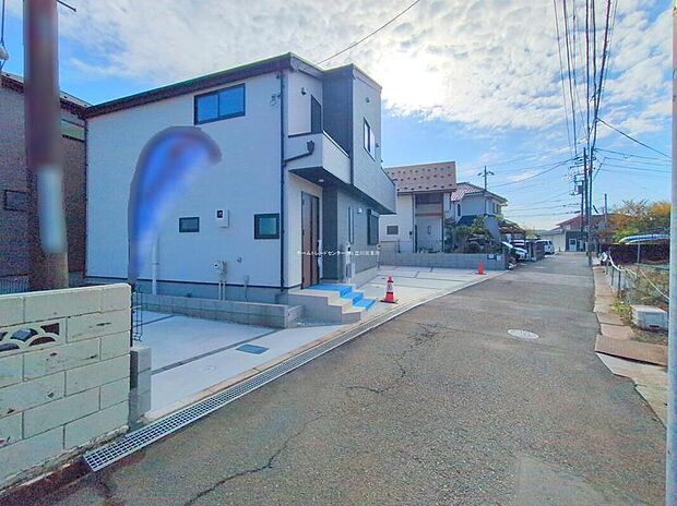 【現地外観写真】☆何万回もの『ただいま』を聞くことになるお家♪街に溶け合う美しい景観を生みだせるシンプルでおしゃれな外観と住み心地を考え貫いた設計！「ゆとりある落ち着いた暮らし」を叶えます。